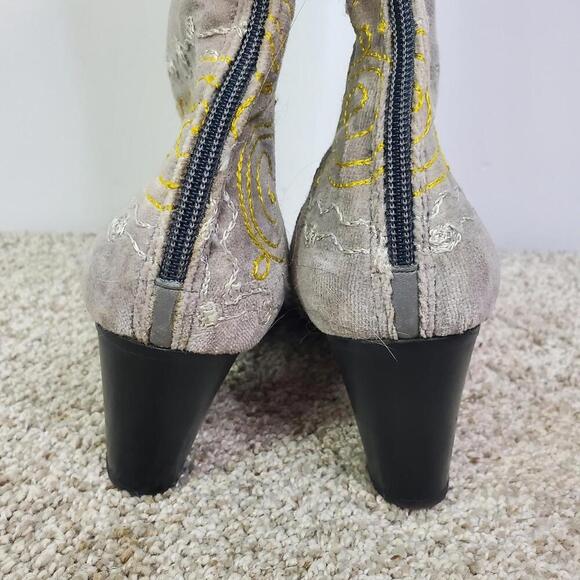 Artemis Boots Womens 40 9.5 Western Boho Artsy Embroidered Fabric Tall Heeled - Picture 7 of 8